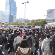 国際展示場駅の駅前はこの混雑ぶり(12月31日11:15撮影)