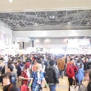 企業ブースのある西3・4ホールの様子。午後になると幾分か混雑が緩和されますが、それでもすさまじい混みようです(12月30日13:15撮影)