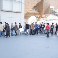あまりの混雑ぶりに、会場の外にまで行列ができていました(12月30日16:00撮影)