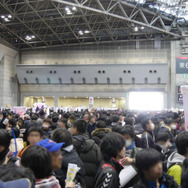 同人誌などの販売を行う東ホールは、時間帯によっては前に進むのも困難な状況でした(12月31日12:00撮影)