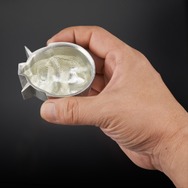 ガンダム＆シャアザクが「錫製ぐいのみ」に！ひとつずつ職人の手造りで制作