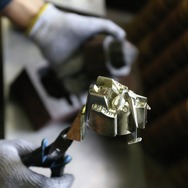 ガンダム＆シャアザクが「錫製ぐいのみ」に！ひとつずつ職人の手造りで制作