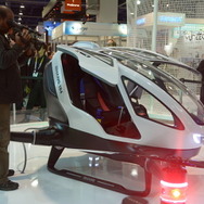 人が乗れる自律型ドローン出現、タブレットで操縦も？