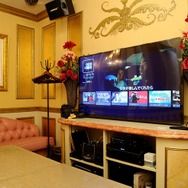 カラオケで映画鑑賞できる「シネカラ」本格始動、完全個室のプライベート空間を手頃な価格で