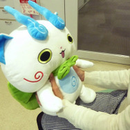 もんげーかわいい！癒やしの「コマさん」PCクッション、プレミアムバンダイで予約受付中