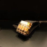 【WF2016冬】「ニキシー管搭載スマートウォッチ」だと…！？GPS時計も出展
