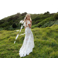 まるでエルフの女王だ…美しすぎるビンテージドレスが日本上陸、ファンタジーを想起させるデザイン