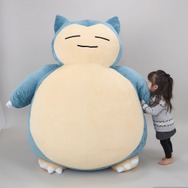 絶対に起こしたいカビゴンクッション 全長約1.5m、超巨大な「絶対に起こしたいカビゴンクッション