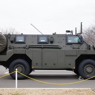 右側面にはスペアタイヤを装着するが、すっきりとした印象。