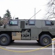 左側面にはウインチや、外部燃料タンクを装備する。