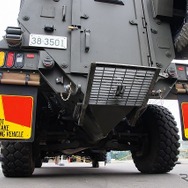 IED（即席爆発装置）や地雷などが炸裂した際の衝撃を左右に逃すため、底部がV字構造になっている。