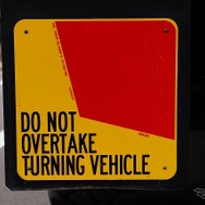 泥除けには英語で「追越禁止」の文字が入っているが、これはブッシュマスターの標準装備品だという。