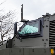 窓は必要最小限。当然ながら防弾タイプでかなりの厚み。そして開閉不可なので日本国内用にはETCを装備している。