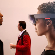 Microsoftのヘッドマウントディスプレイ「HoloLens」（c）Getty Images