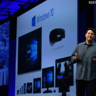 Microsoftのヘッドマウントディスプレイ「HoloLens」（c）Getty Images