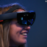 Microsoftのヘッドマウントディスプレイ「HoloLens」（c）Getty Images