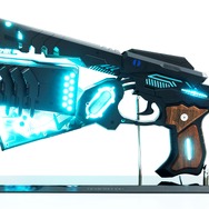 リアル過ぎる約8万円「ドミネーター」に専用ディスプレイスタンド＆プロテクターケースが登場