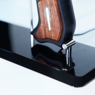 リアル過ぎる約8万円「ドミネーター」に専用ディスプレイスタンド＆プロテクターケースが登場