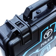 リアル過ぎる約8万円「ドミネーター」に専用ディスプレイスタンド＆プロテクターケースが登場