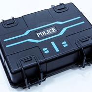 リアル過ぎる約8万円「ドミネーター」に専用ディスプレイスタンド＆プロテクターケースが登場