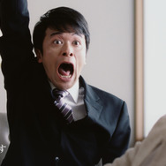 山田孝之が『ドラクエ』呪文を連発するCMが公開！「日本経済のホイミ(回復)は期待できず、一寸先はパルプンテ(何が起こるかわからない)」