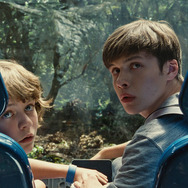 ザック(ニック・ロビンソン)&グレイ(タイ・シンプキンス)/『ジュラシック・ワールド』-(C) UNIVERSAL STUDIOS & AMBLIN ENTERTAINMENT, INC.