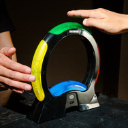 電子記憶ゲーム「サイモン エア」10月発売、あの「サイモン」がタッチフリー型に進化