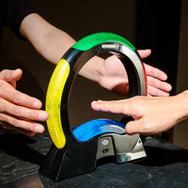 電子記憶ゲーム「サイモン エア」10月発売、あの「サイモン」がタッチフリー型に進化