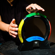 電子記憶ゲーム「サイモン エア」10月発売、あの「サイモン」がタッチフリー型に進化