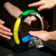 電子記憶ゲーム「サイモン エア」10月発売、あの「サイモン」がタッチフリー型に進化