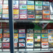 まんだらけ秋葉原店にて、ファミコンカセット1051本コンプセットが展示中！