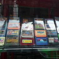 まんだらけ秋葉原店にて、ファミコンカセット1051本コンプセットが展示中！