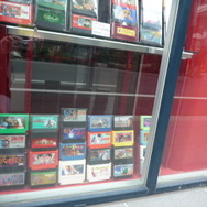 まんだらけ秋葉原店にて、ファミコンカセット1051本コンプセットが展示中！