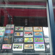 まんだらけ秋葉原店にて、ファミコンカセット1051本コンプセットが展示中！