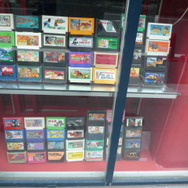 まんだらけ秋葉原店にて、ファミコンカセット1051本コンプセットが展示中！