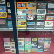 まんだらけ秋葉原店にて、ファミコンカセット1051本コンプセットが展示中！
