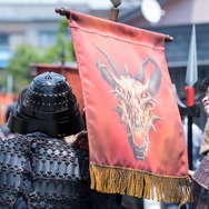 『クラッシュ・オブ・キングス』の新CM、出演するあの有名人を全て見つけられたら100万円！セクシー女戦士・御伽ねこむも参戦