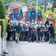 『クラッシュ・オブ・キングス』の新CM、出演するあの有名人を全て見つけられたら100万円！セクシー女戦士・御伽ねこむも参戦