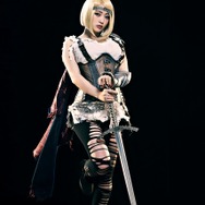 『クラッシュ・オブ・キングス』の新CM、出演するあの有名人を全て見つけられたら100万円！セクシー女戦士・御伽ねこむも参戦