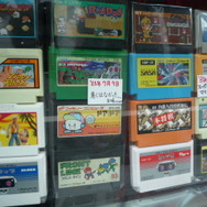 まんだらけ秋葉原店にて、ファミコンカセット1051本コンプセットが展示中！