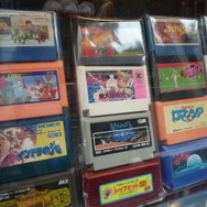 まんだらけ秋葉原店にて、ファミコンカセット1051本コンプセットが展示中！