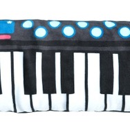 「初音ミク」ぬいぐるみ型クッションが登場、アームレストはリバーシブル仕様