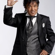 カプセルトイ「窓際の松崎しげる」6月25日発売、あの“黒いフィギュア”第2弾が登場