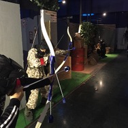 弓矢でサバゲー！ レジャー施設「CROSPO」に導入された“セーフアーチェリー”、矢がスポンジ製の安心設計