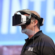 インテルが完全ワイヤレスのVRヘッドセット「Project Alloy」を発表!