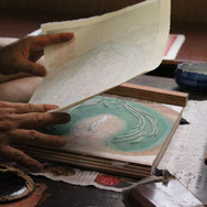 初音ミクが浮世絵木版画に！ 1mm未満の線画も表現…使用木版は21版、摺重ねは計45回