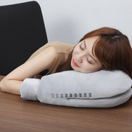 バルタン星人やアッガイの“腕”がクッションに！「ひとやすみ腕枕クッションシリーズ」第1弾予約開始