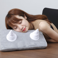 バルタン星人やアッガイの“腕”がクッションに！「ひとやすみ腕枕クッションシリーズ」第1弾予約開始