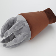 バルタン星人やアッガイの“腕”がクッションに！「ひとやすみ腕枕クッションシリーズ」第1弾予約開始