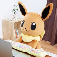 『ポケモン』「イーブイ」のぬいぐるみ型PCクッションが登場、ぎゅっと抱きしめながら快適な作業が可能